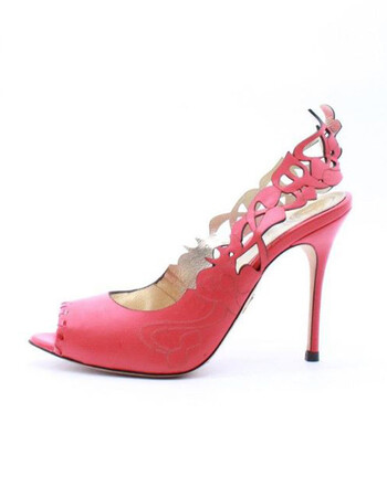 حذاء أحمر فاتح من مجموعة انس يونس